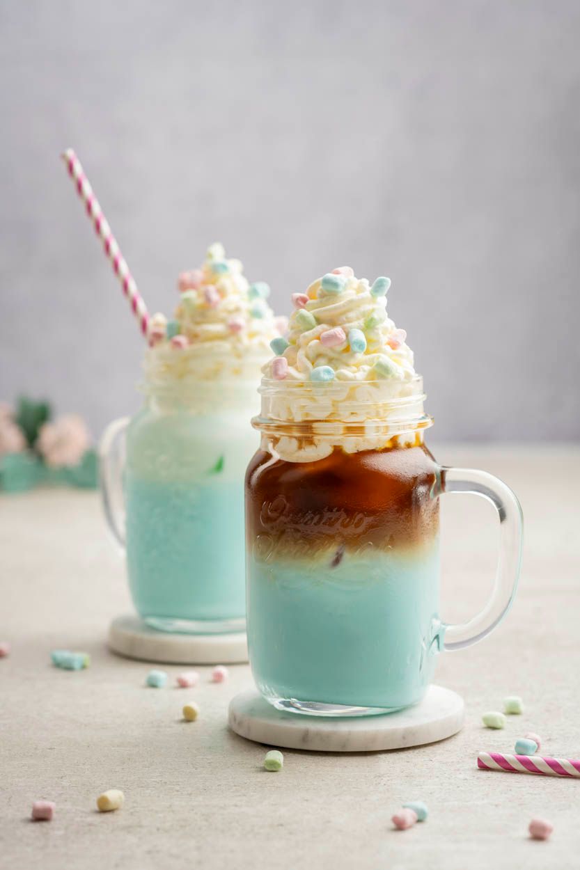Zwei blaue Getränke mit Schaum und Marshmallows als Dekoration, genannt Bubblegum Frappe. 