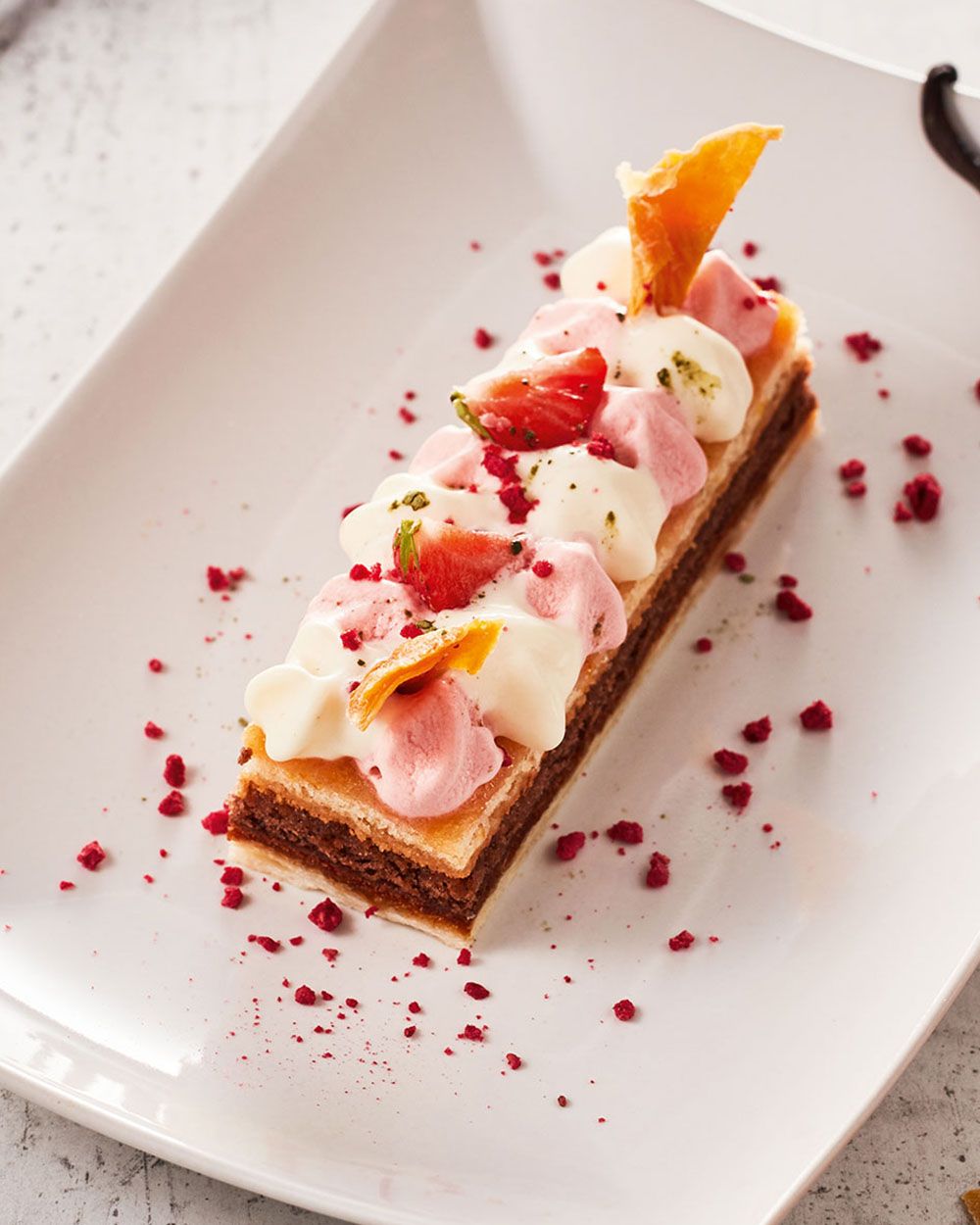 Ein Dessert mit weißem und rosa Schaum. 