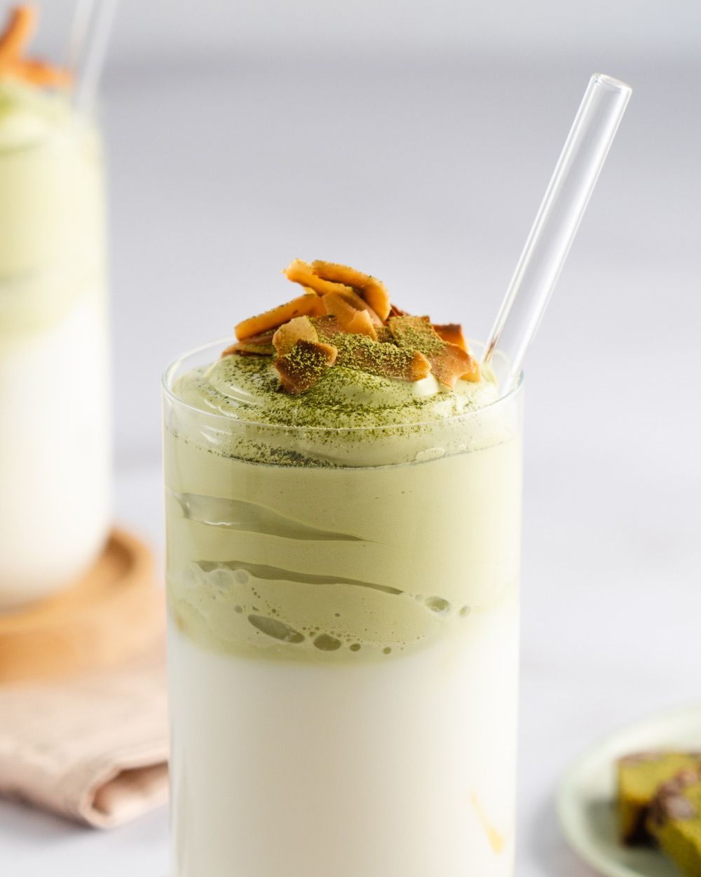 Ein Milchgetränk mit Matcha-Topping. 