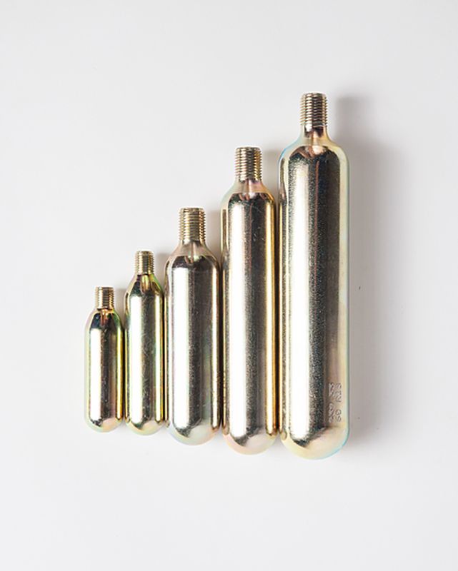 Fünf verschieden große CO2 Kapseln