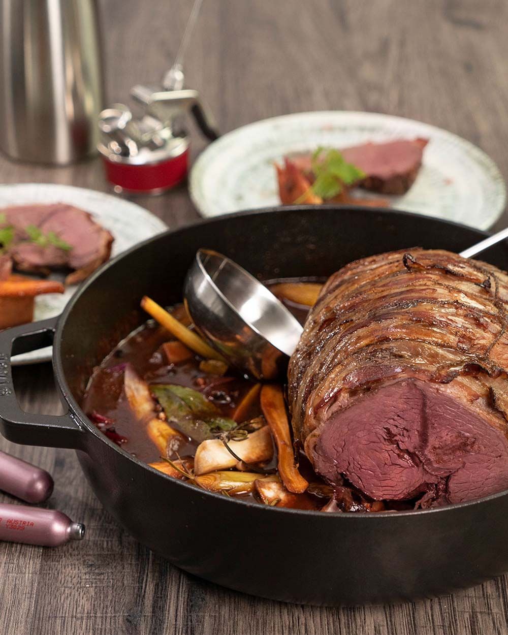 Ein Topf mit Wildragout, daneben iSi Charge Kapseln und ein iSi Gourmet Whip.