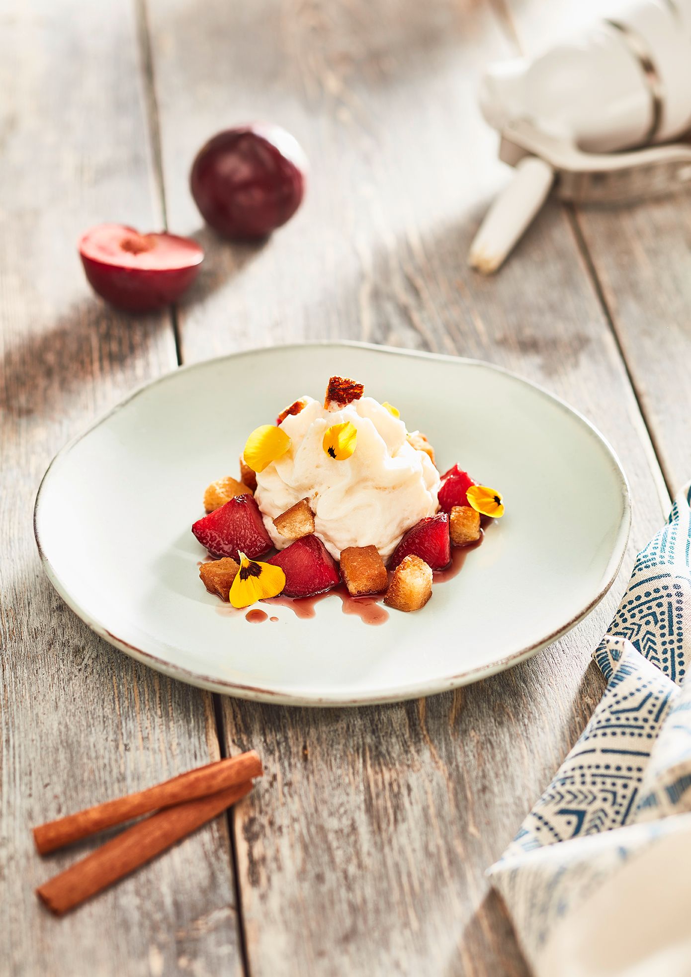 Ein Teller mit Früchten und Hefecreme. 