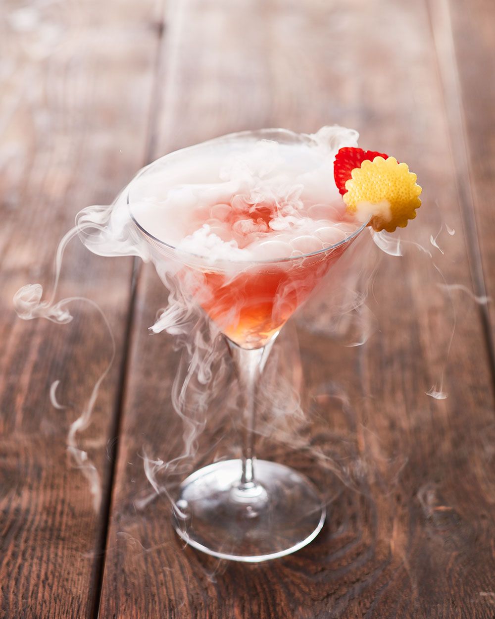 Ein Glas mit Nitro Rose Martini, das raucht. 