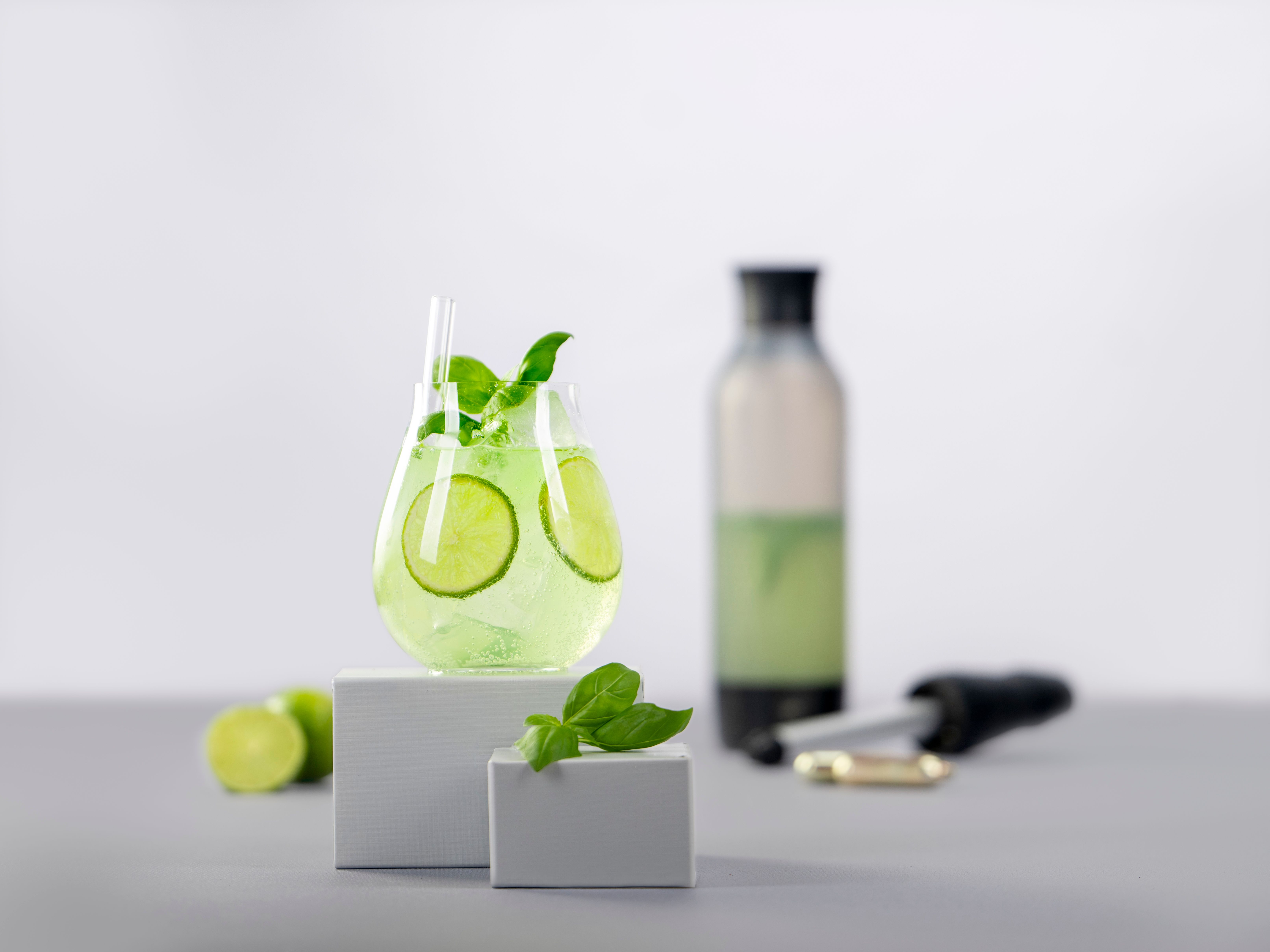Ein Glas mit Gin Basil Fizz, daneben ein iSi Twist'n Sparkle Virtuoso. 