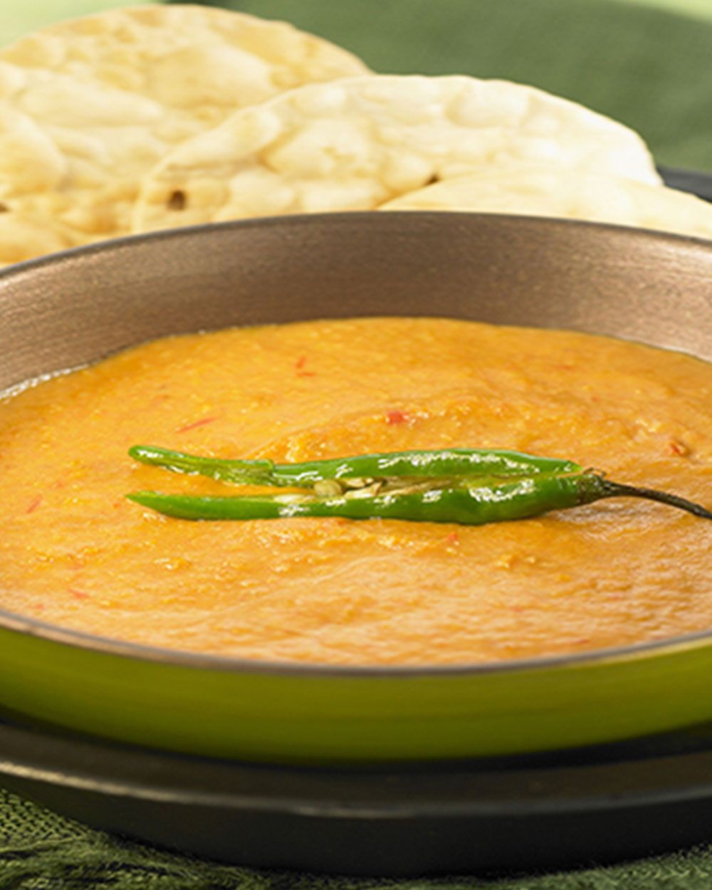 Ein Teller mit Erdnuss-Chili Schaum. 