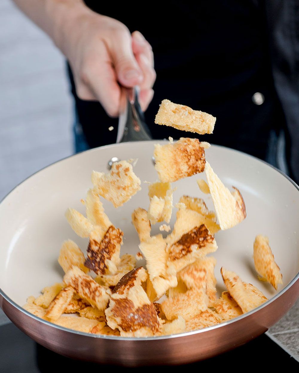 Jemand wendet Rahmschmarren in einer Pfanne. 