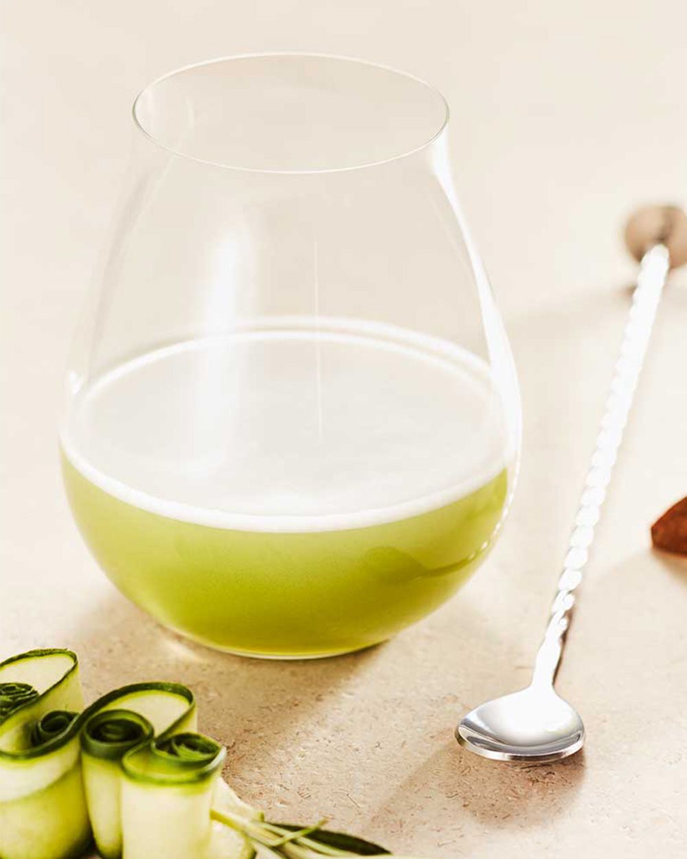 Ein Glas mit Nitro Sour Cocktail, daneben ein Löffel.