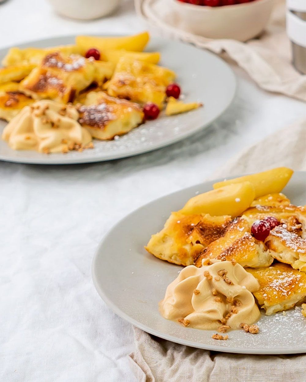 Zwei Teller mit Apfelkuchen und Karamellcreme. 