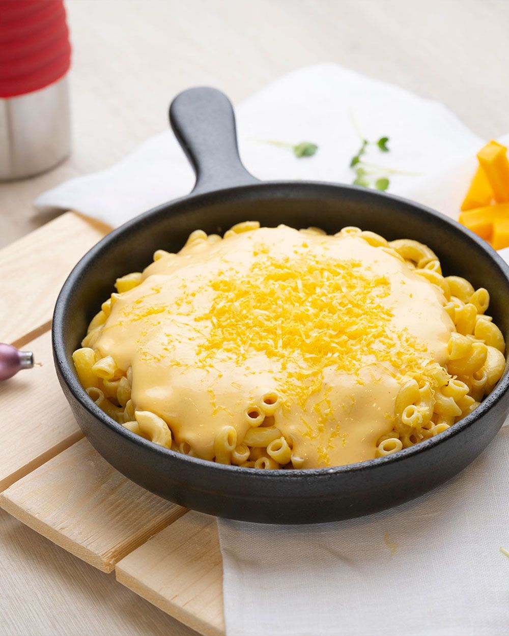 Eine Pfanne mit Mac and Cheese. 