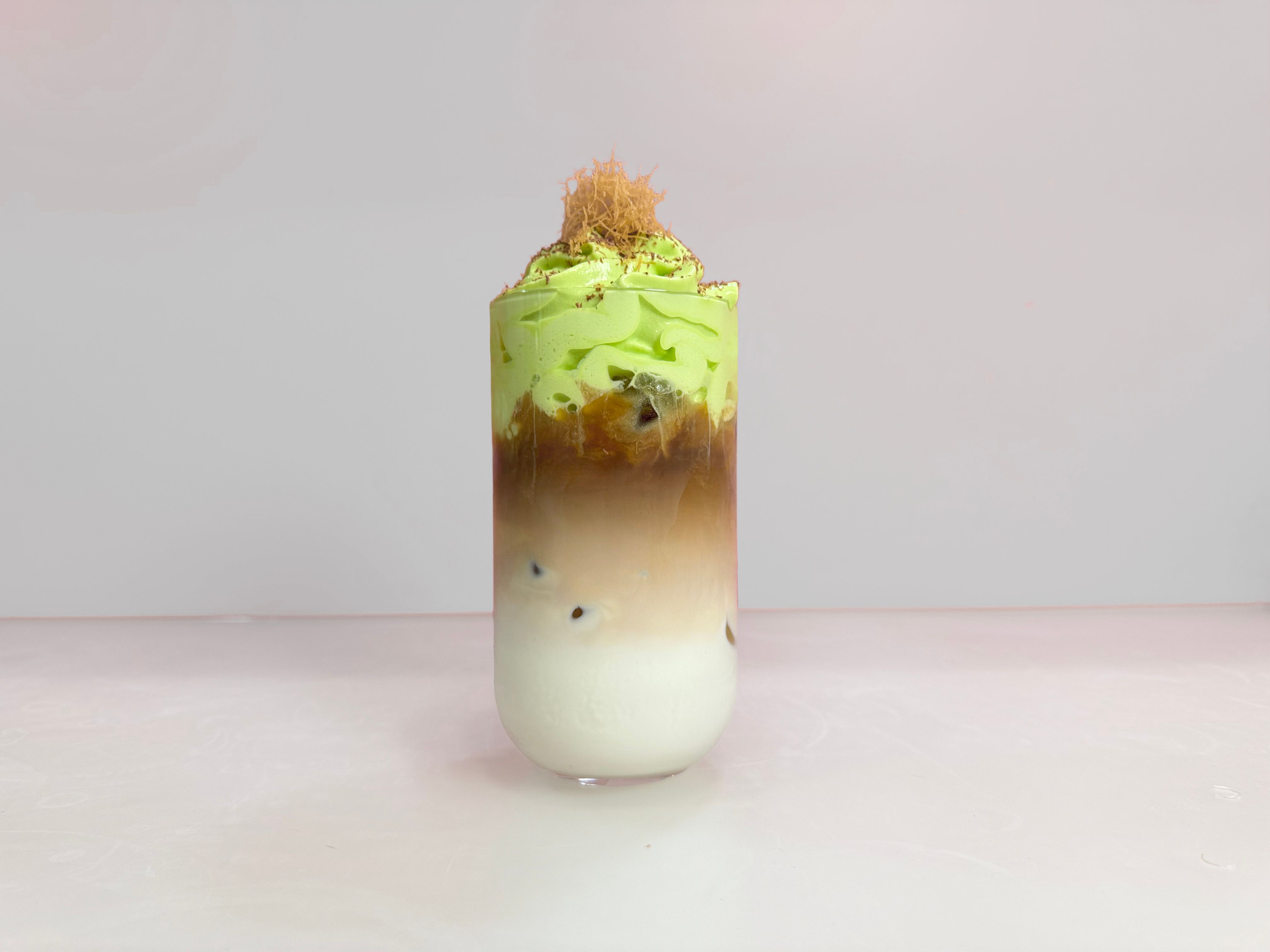 Ein Glas mit einem Kaffeegetränk, Iced Dubal Chocolate Mocha.