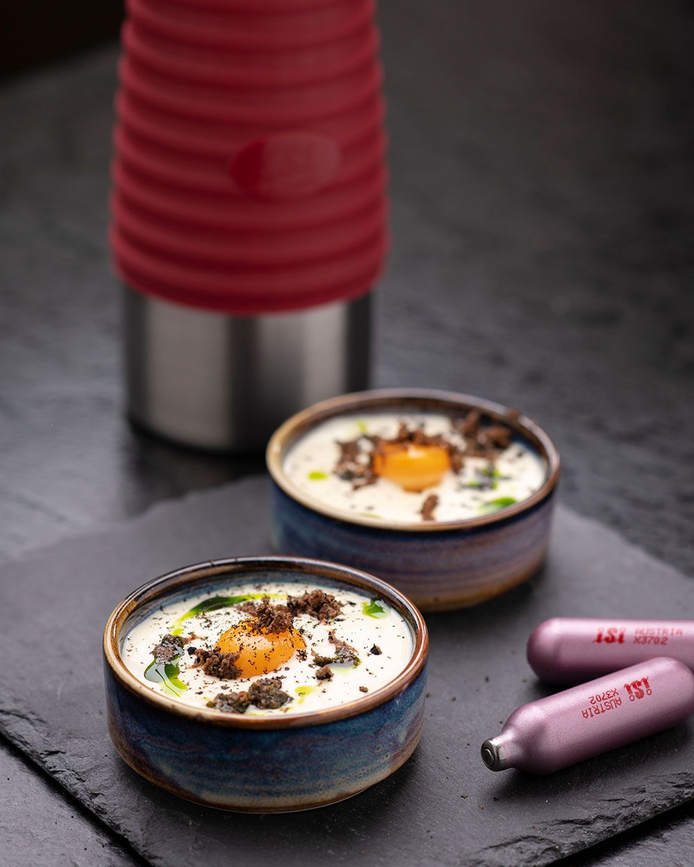 Zwei Schüsseln mit Kartoffel-Espuma, daneben ein iSi Gourmet Whip und iSi Charge Kapseln.