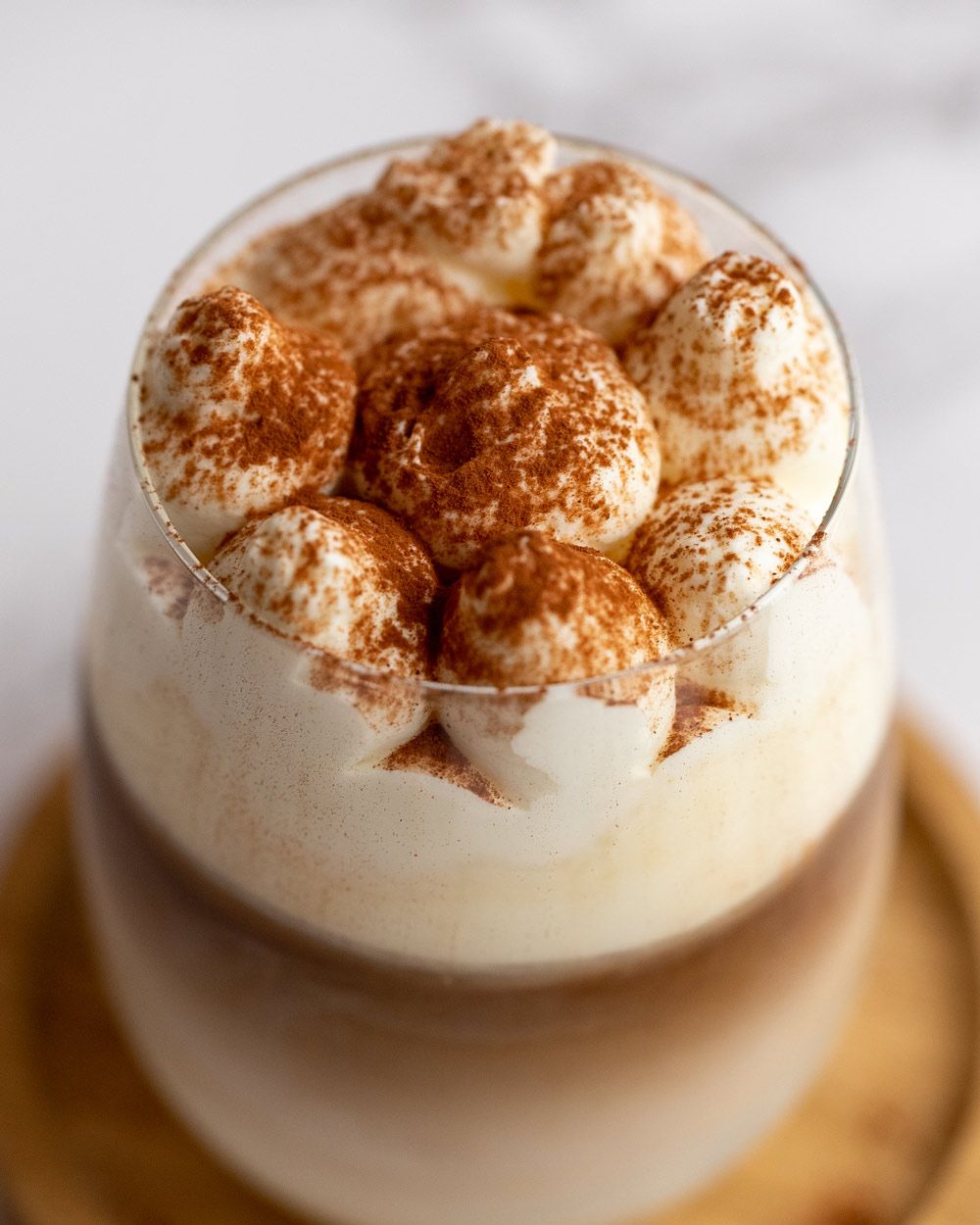 Ein Kaffeegetränk mit Tiramisu-Topping. 