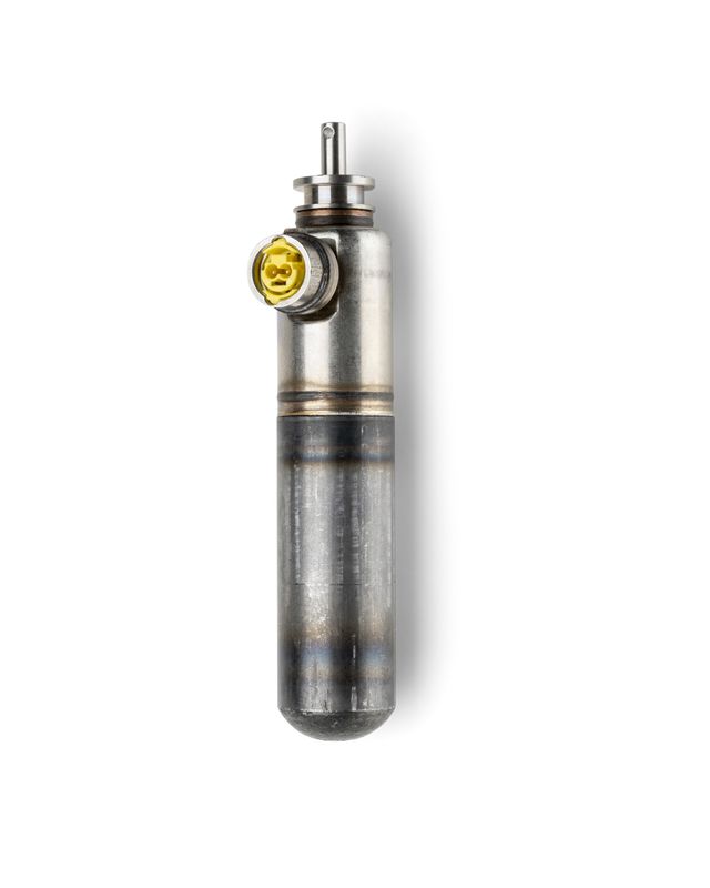 Zylindrische Metallkartusche mit abgerundetem Ende, gelbem Ventil und hervorstehendem Anschluss, aufrecht vor weißem Hintergrund, genannt Cool Inflator Classic+.