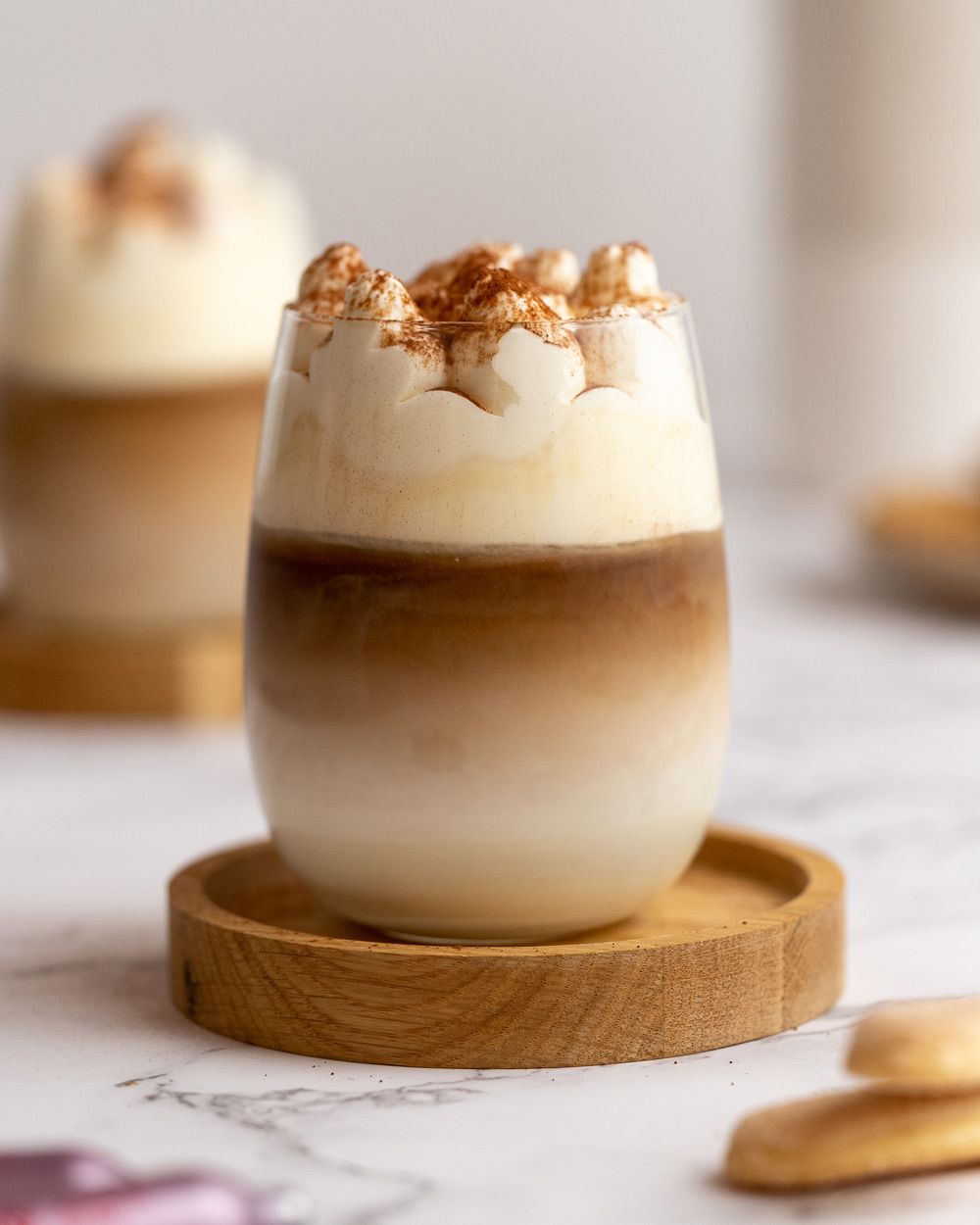 Ein Kaffeegetränk mit Tiramisu-Topping. 