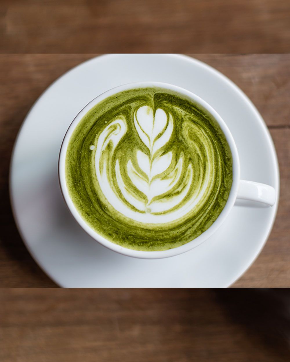 Eine Tasse mit Matcha Mousse. 