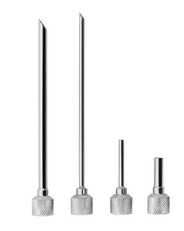 Das Bild zeigt vier iSi Nadeltüllen aus Edelstahl.