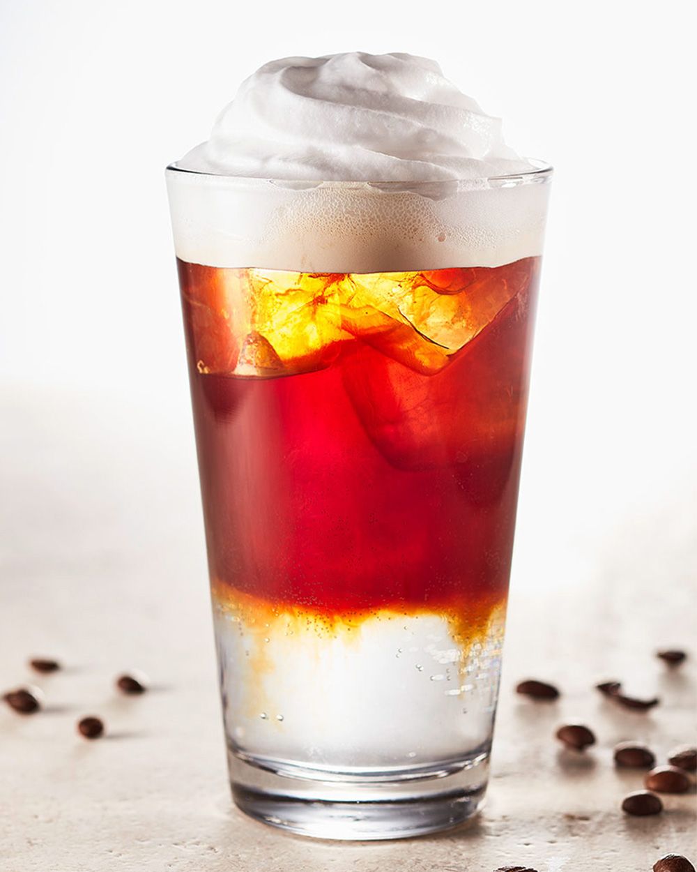 Ein Glas mit Nitro Gin Tonic. 