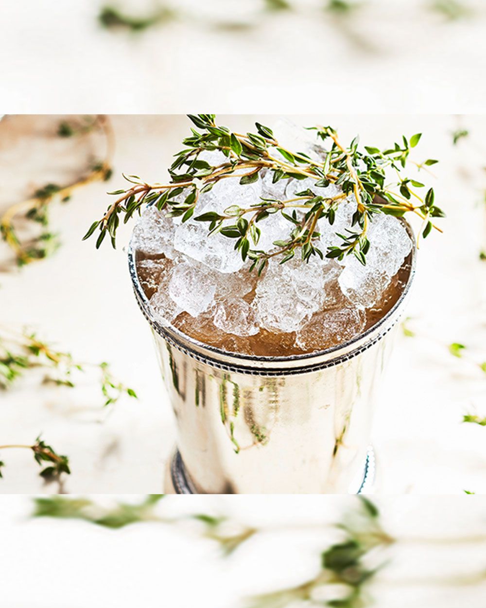 Ein silberner Becher mit Eis und Kräutern. 