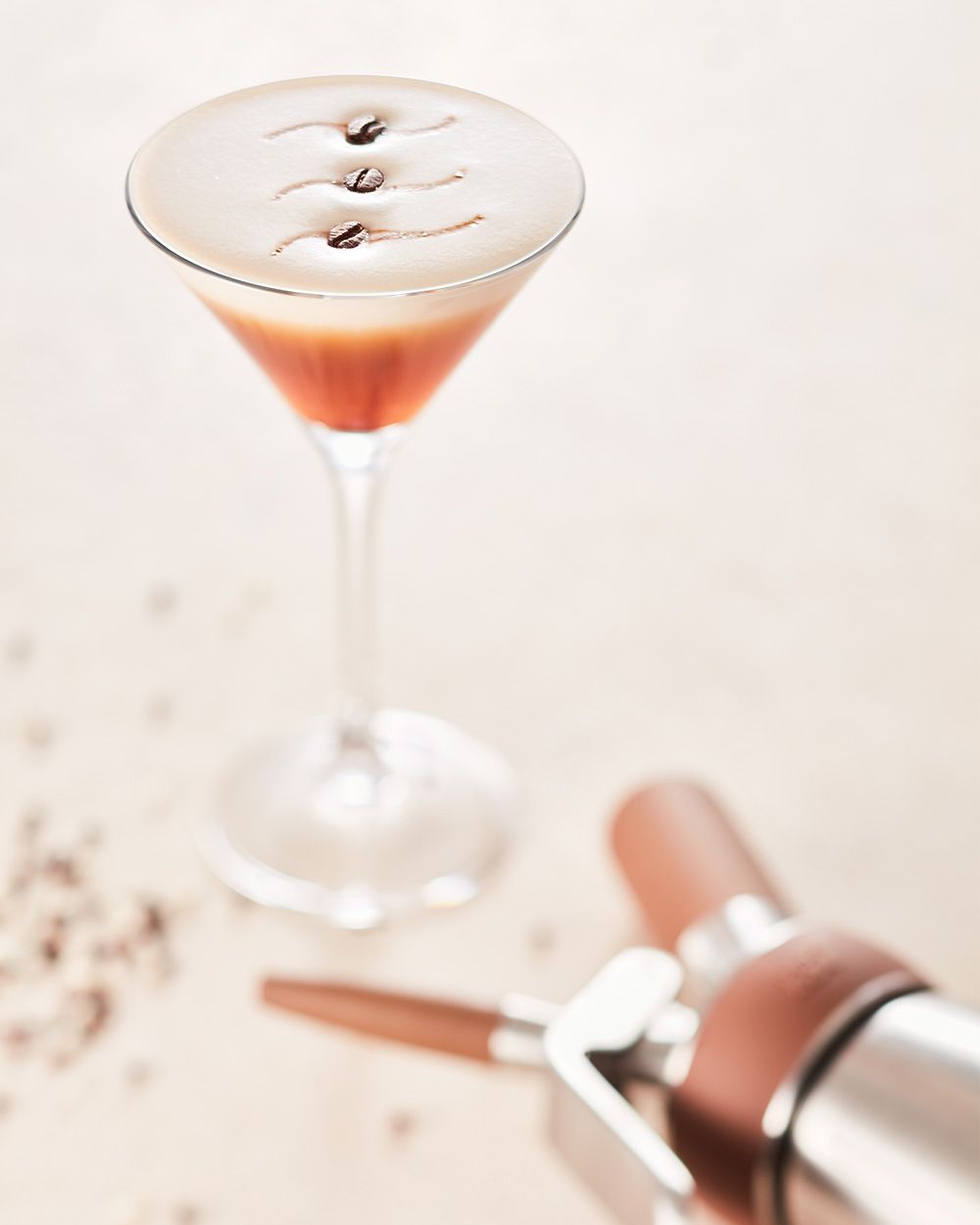 Ein Glas mit Nitro Chocolate Coffee, daneben ein iSi Nitro. 