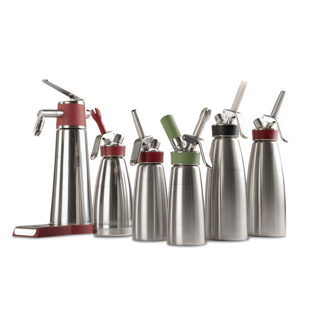 Mehrere iSi Whip Modelle aus Edelstahl in unterschiedlichen Größen und Farben nebeneinander aufgestellt.