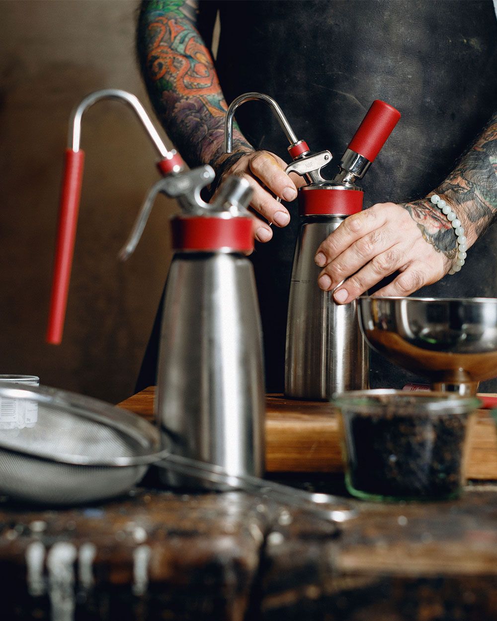 Jemand setzt einen iSi Gourmet Whip zusammen. 