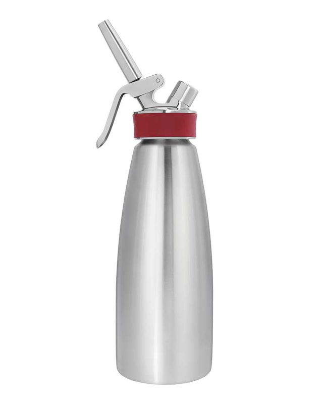 Ein iSi Gourmet Whip aus Edelstahl steht freigestellt auf weißem Hintergrund.