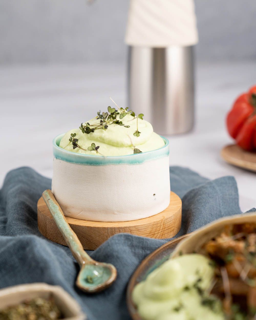 Eine Schüssel mit Tzatziki Espuma, im Hintergrund ein iSi Creative Whip.