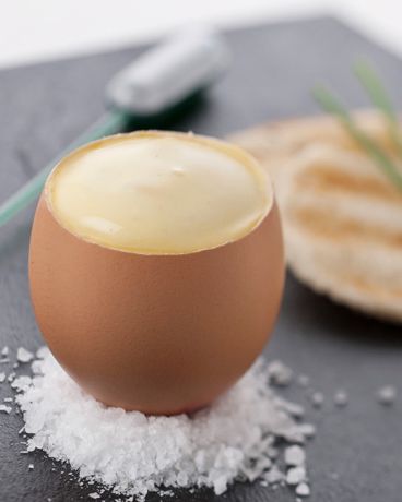 Ein Frühstücksei gefüllt mit Schnittlauchsauce. 