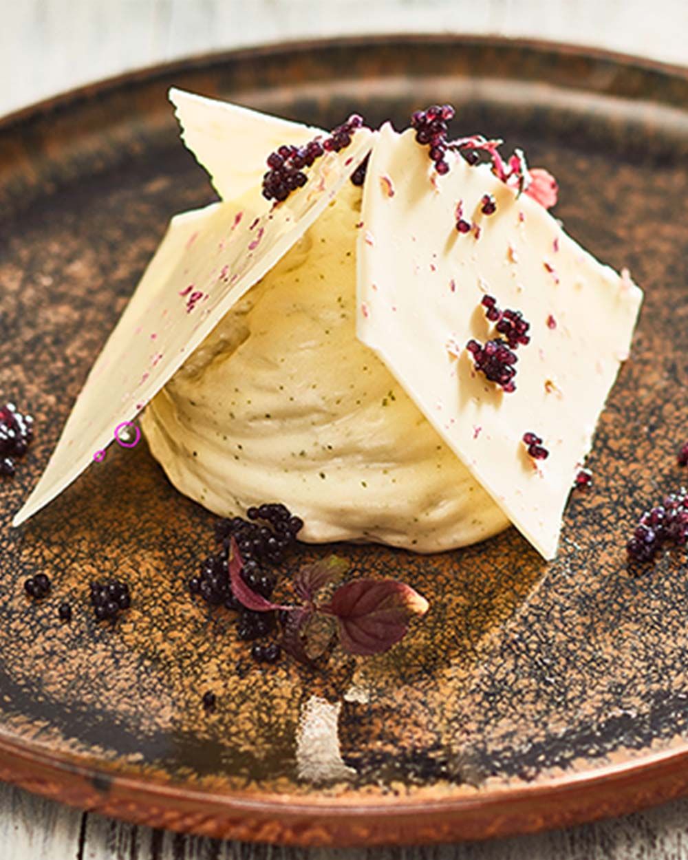 Ein Teller mit Shiso-Limetten-Mousse. 