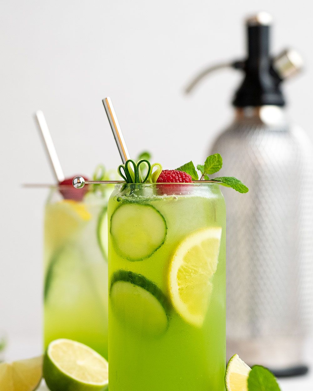 Zwei Gläser mit Nitro Gurken Gin, daneben ein iSi Soda Maker.