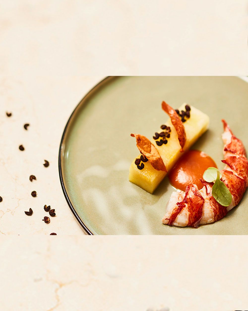 Ein Teller mit Hummer und Ananas und einer Szechuan Sauce. 