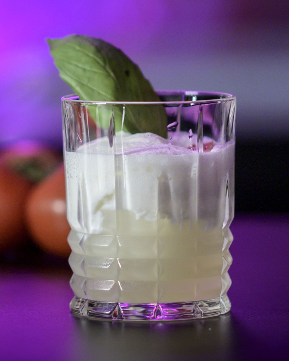 Ein Glas mit Nitro Burrata und einem Basilikumblatt. 