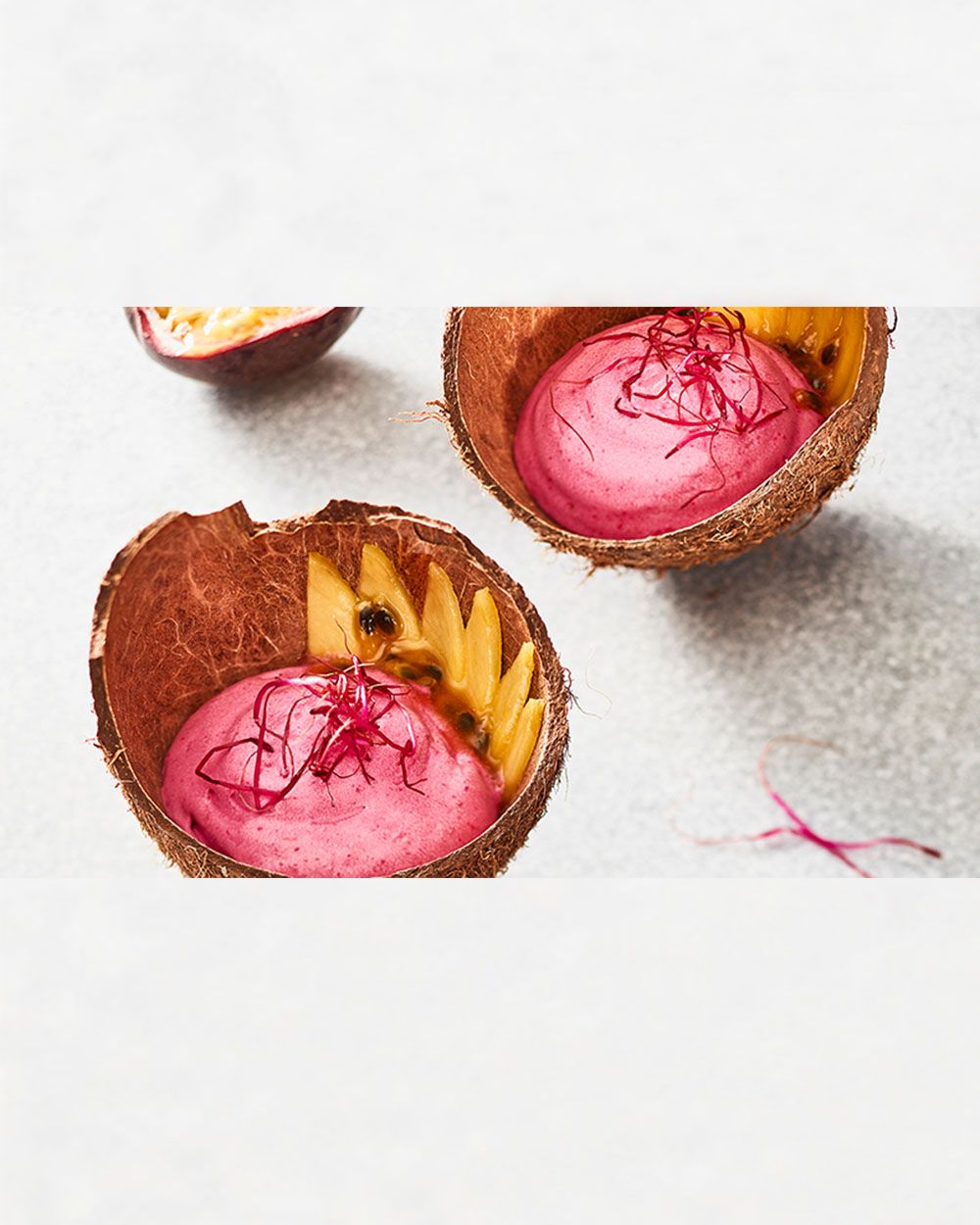 Pinker Coconut Foam in Kokosnussschalen.