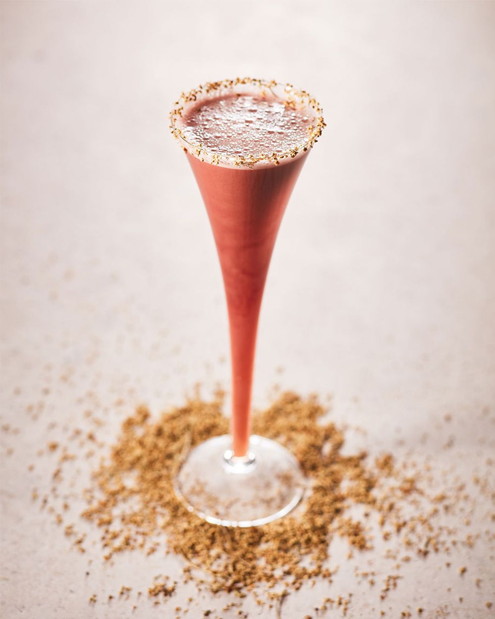 Ein Glas mit Nitro Elderberry Bellini, daneben Gewürze. 